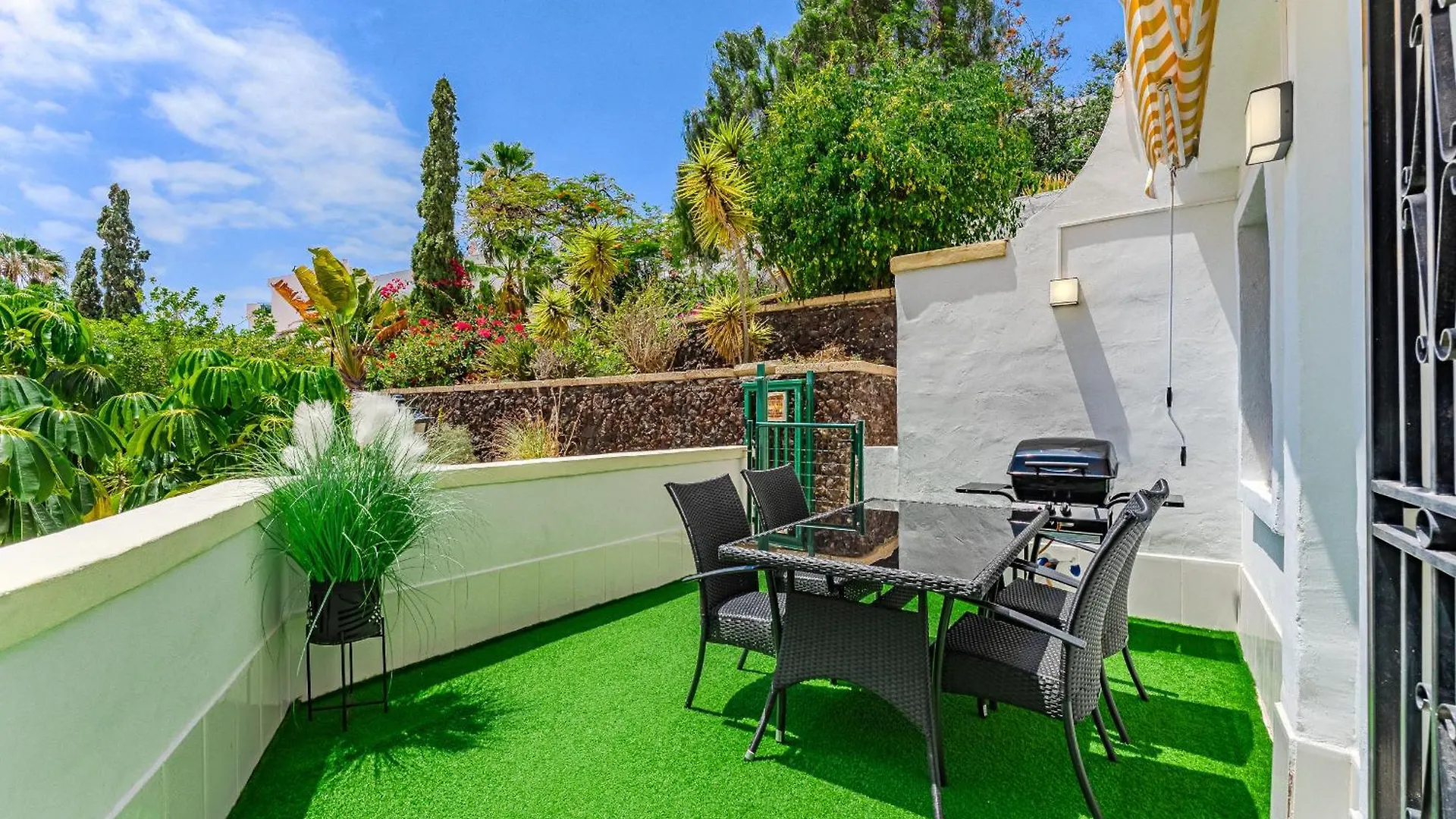 Romantic Apartment In Windsor Park contacts
